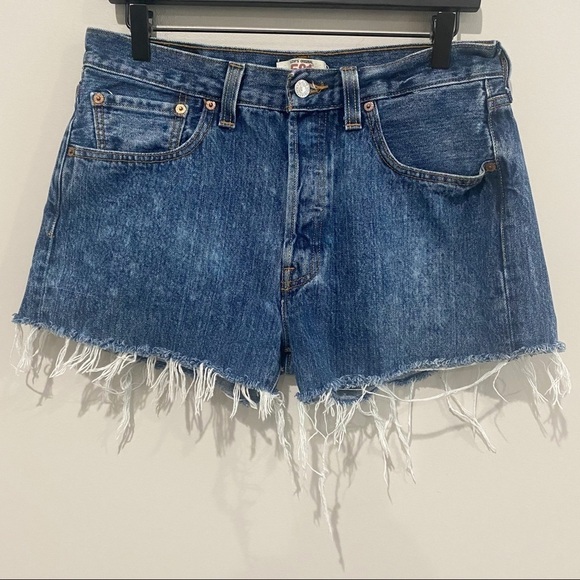 LEVI’S Men’s 501 Distressed Jean Shorts Button Fly, Size Waist 32 - Picture 6 of 6